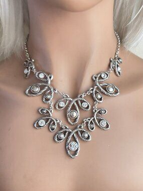 BRIGHTON Two-Tone Rhinestone & Pearl Cluster Bib Necklace 15–18″ excellent